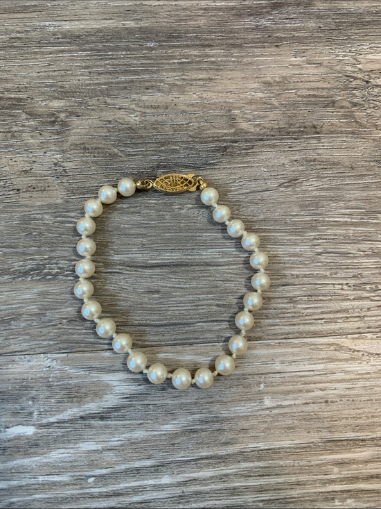 Jewelry - Classic Faux Pearl Bead Bracelet with Gold Clasp - White